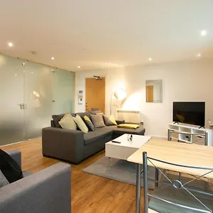Spacious 2 Bed Apt W Parking, Close To Centre Apartment