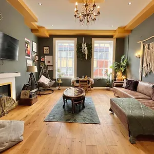 Unique & Luxurious 2 Bedroom Centre Apartment